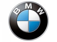 Служители на BMW гепят седалки