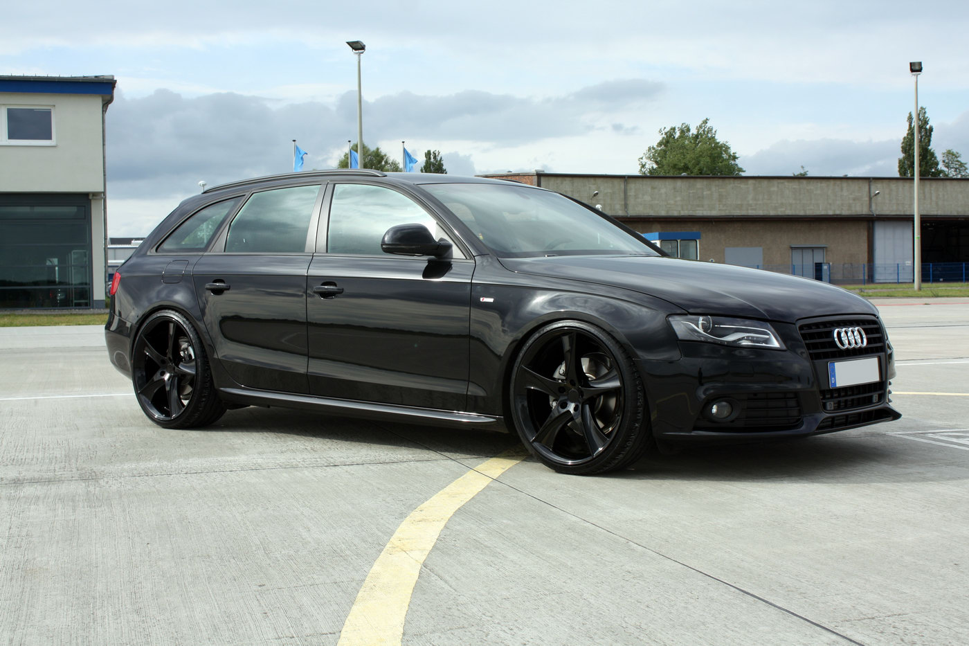 AVUS Audi A4 Avant Black Arrow