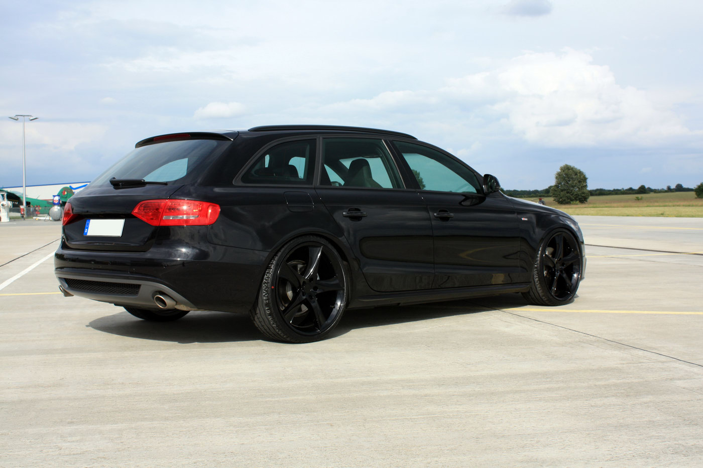 AVUS Audi A4 Avant Black Arrow