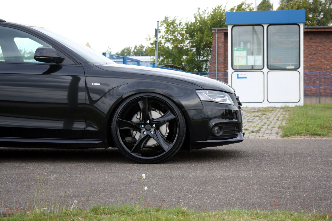 AVUS Audi A4 Avant Black Arrow