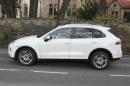 Новото Porsche Cayenne заснето почти без маскировка