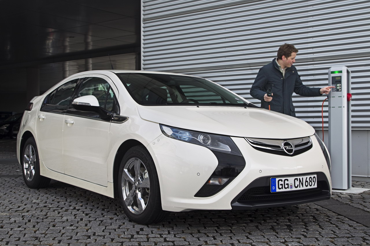 Opel Ampera (зареждане)