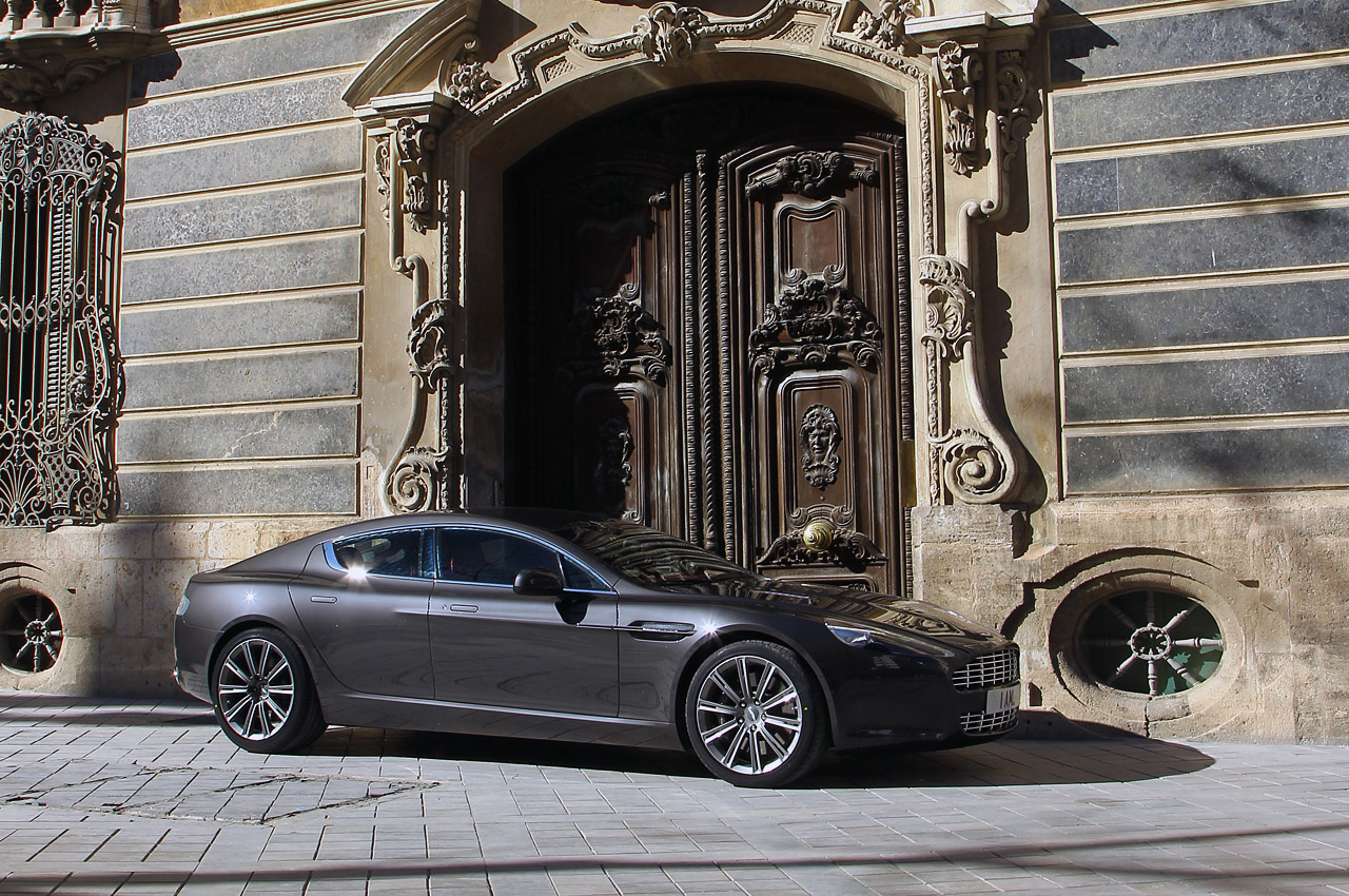 Aston Martin Rapide (Quantum Silver)