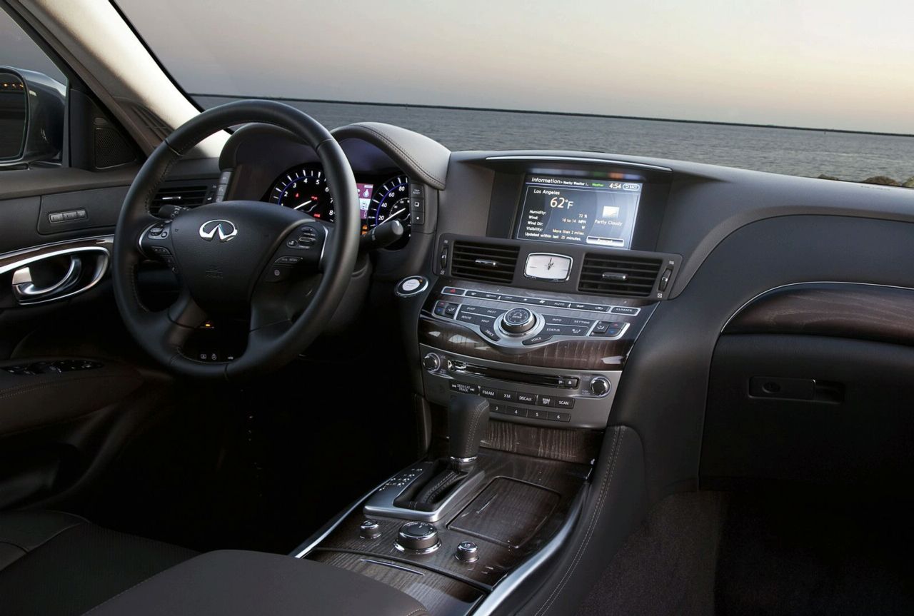 Infiniti M56 2010 (интериор)