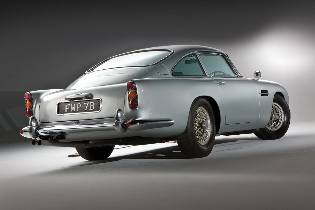 Aston Martin DB5 на Джеймс Бонд