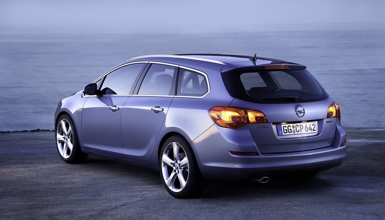 Opel Astra Sports Tourer 2011