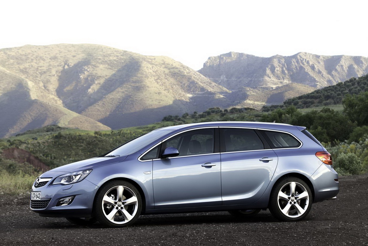 Opel Astra Sports Tourer 2011