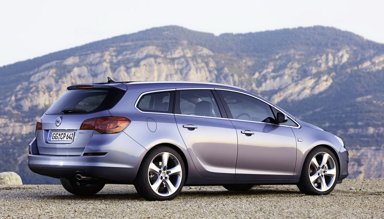 Opel Astra Sports Tourer 2011