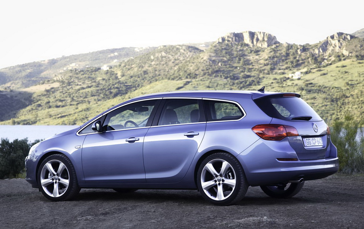 Opel Astra Sports Tourer 2011