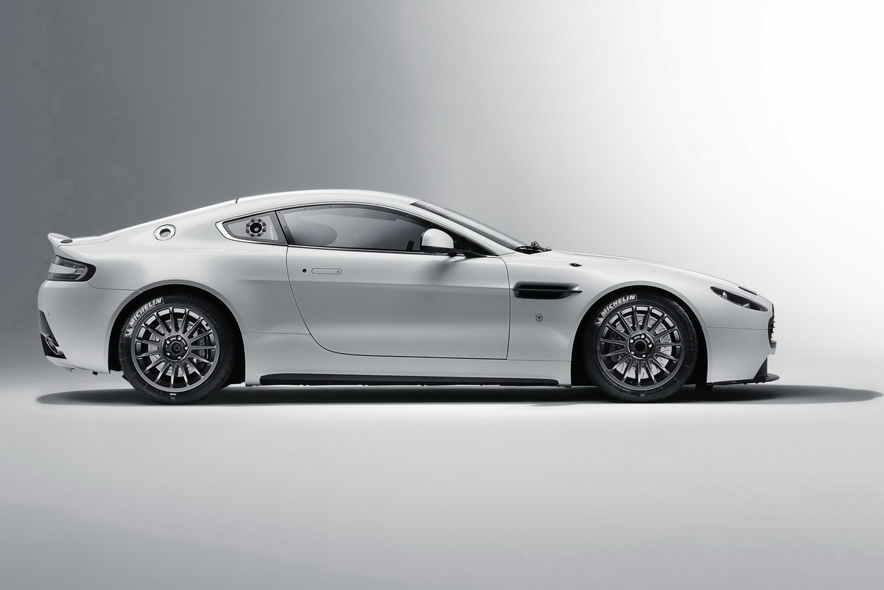 Aston Martin Vantage GT4 2011