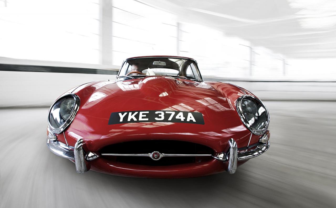 Jaguar E-Type в червено