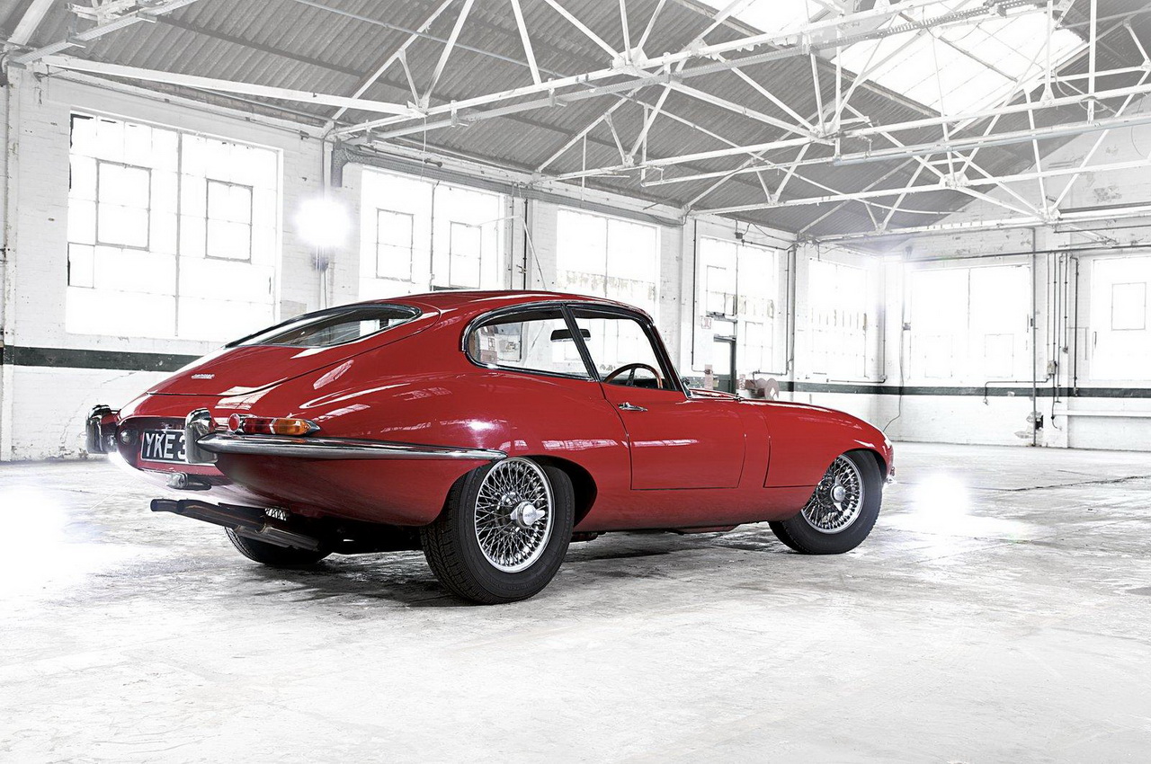 Jaguar E-Type в червено