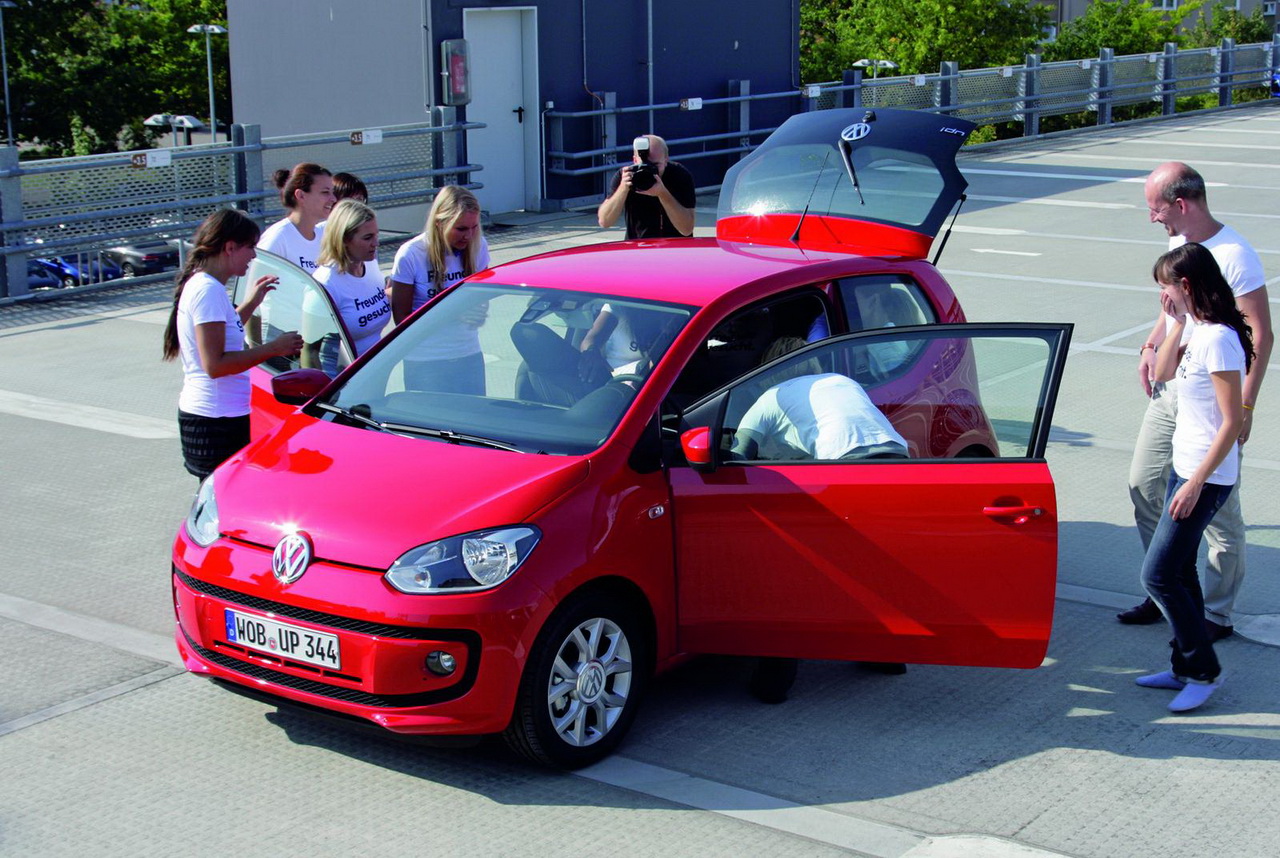 16 човека във Volkswagen Up!