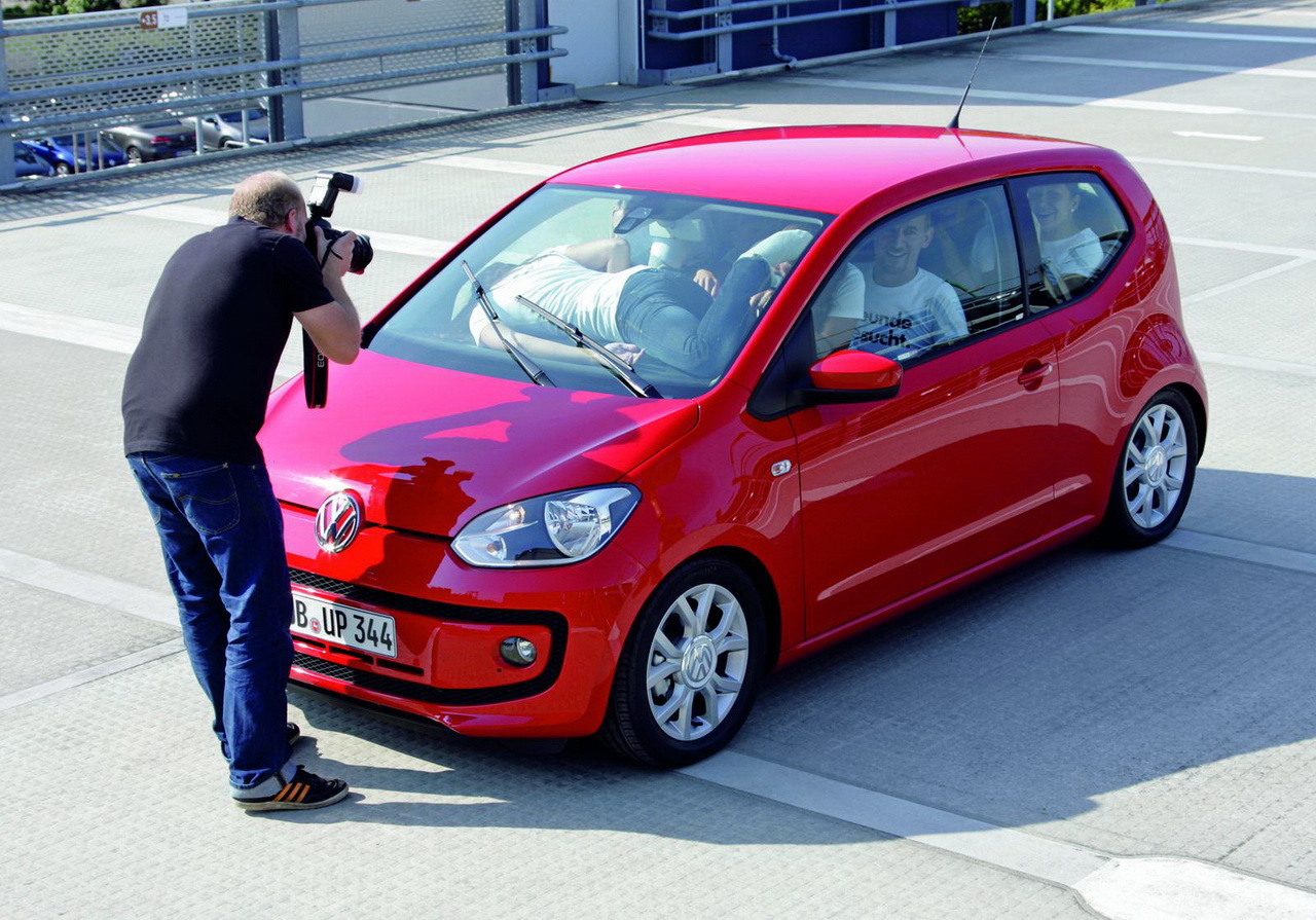 16 човека във Volkswagen Up!