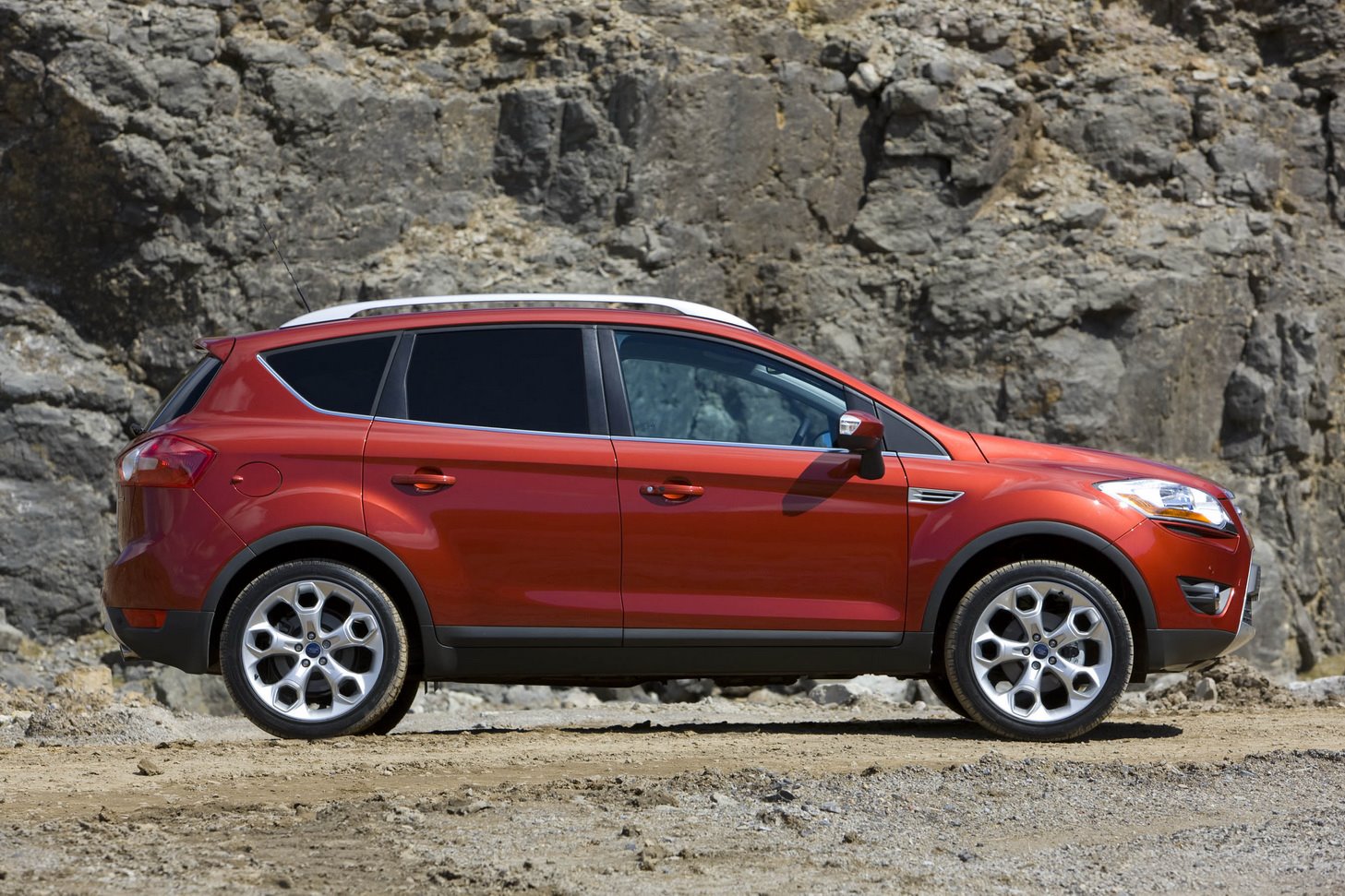 Ford Kuga (червен)