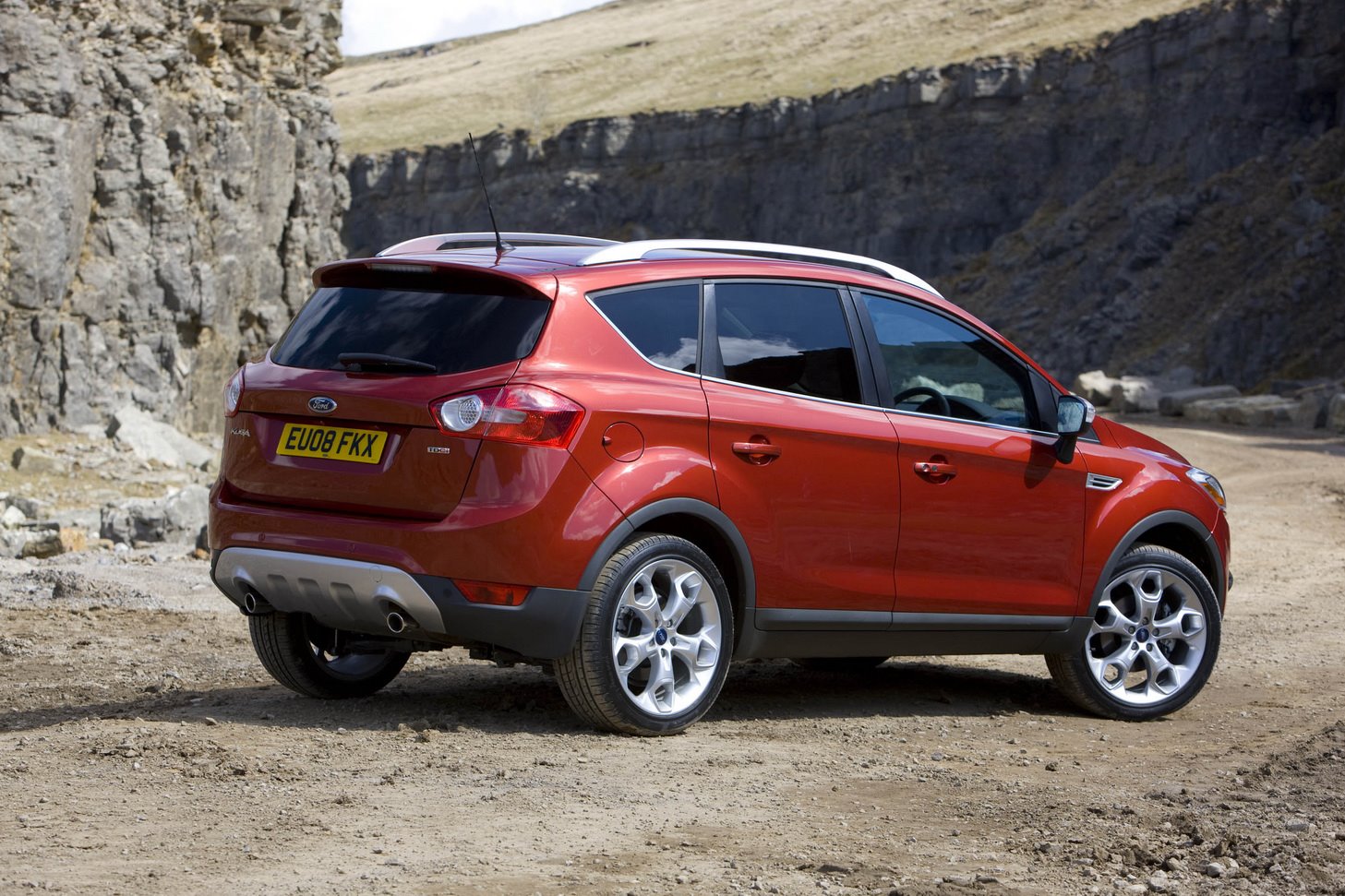 Ford Kuga (червен)