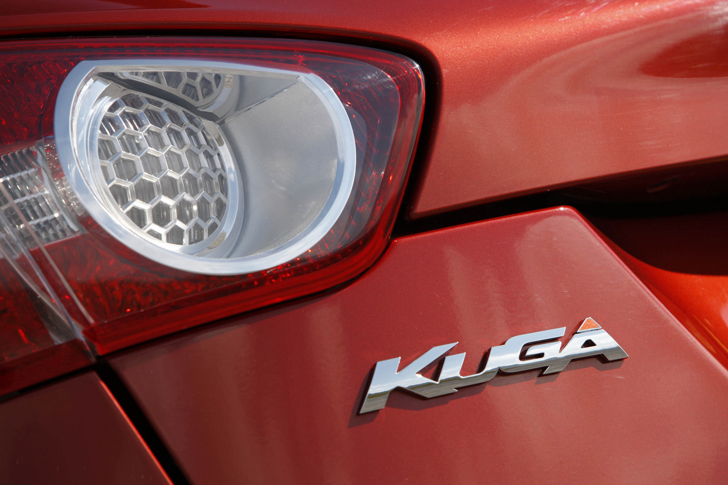 Ford Kuga (червен)