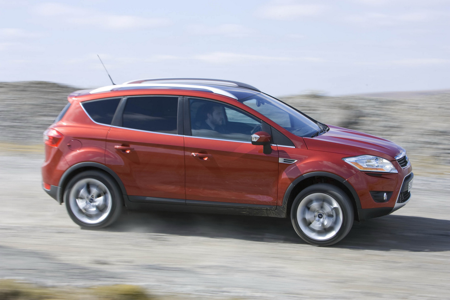 Ford Kuga (червен)