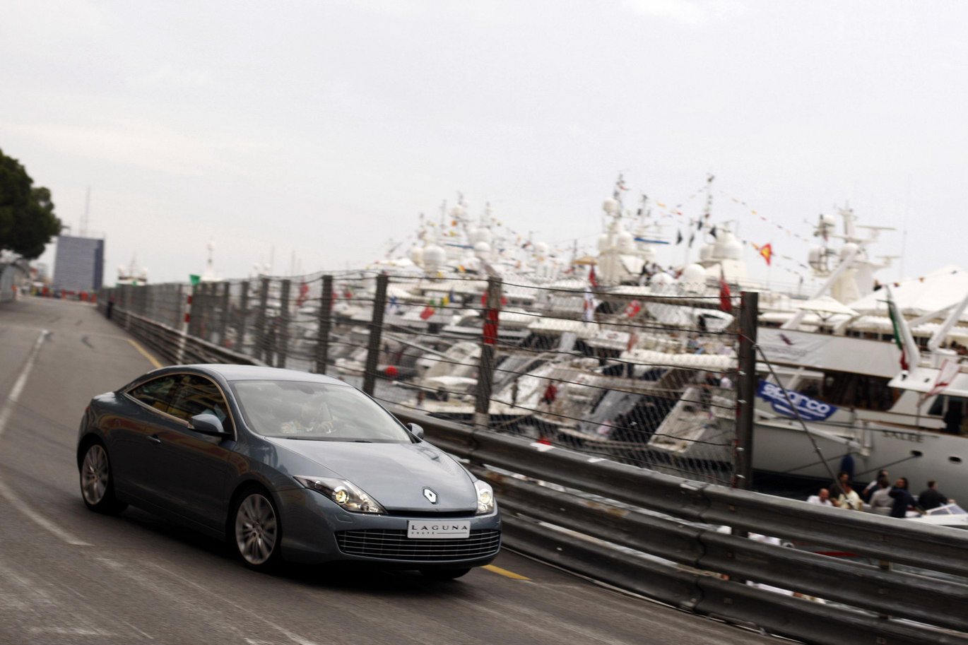 Renault Laguna Coupes (нови снимки)