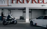 BMW M3 и BMW S1000 RR се изправиха в директна битка